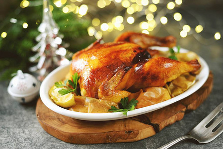 美味的烤鸡和苹果切片圣诞背景图片