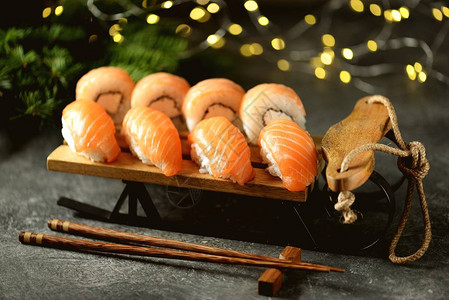 费城自制寿司卷和尼吉里寿司还有野生鲑鱼在装饰雪橇图片