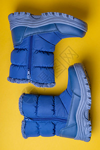 蓝色的冬季防水靴子黄色背图片