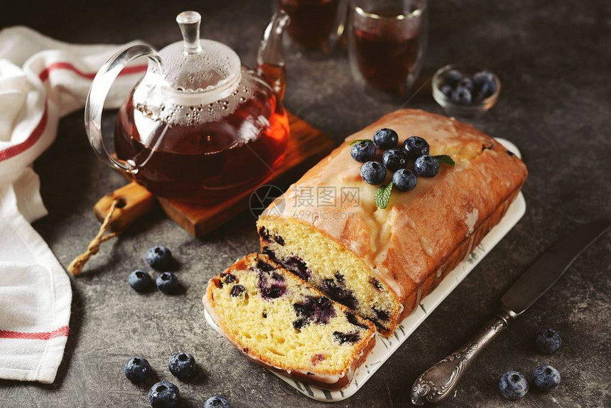 美味的自制蛋糕和蓝莓加柠檬汁自制烘图片