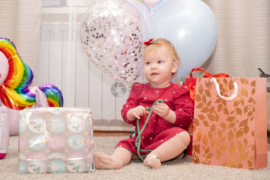 带着生日礼物和气球的小女孩图片