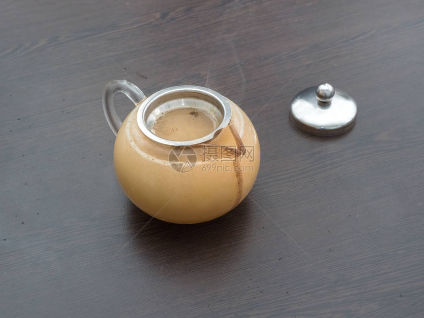 肮脏的玻璃茶壶茶壶上的茶垢图片