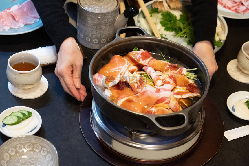 在日本北海道的热锅中日本菜牛肉片图片