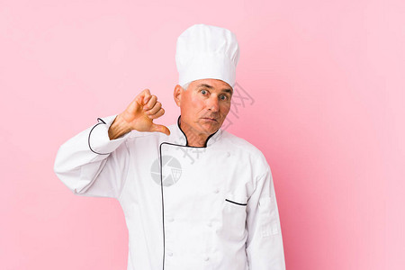 中年厨师孤立地表现出不喜欢的手势图片
