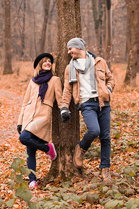情侣在公园里享受美好的秋冬时光图片