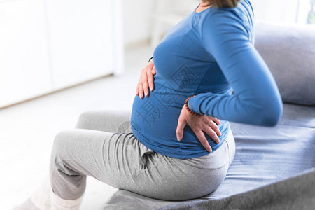 怀孕疲劳的疲惫妇女肚子有问题图片