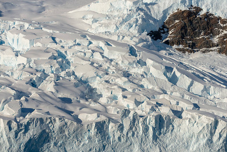 南极山脉有裂缝的冰川图片