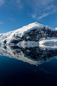 与冰山和反射的南极海景图片