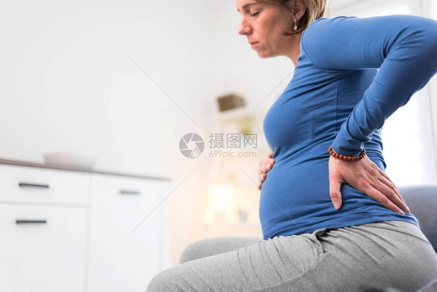 怀孕疲劳的疲惫妇女肚子有问题图片