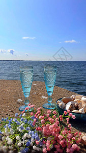 夏日阳光海景两杯水背景图片