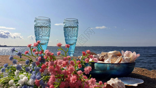 夏日阳光海景两杯水背景图片