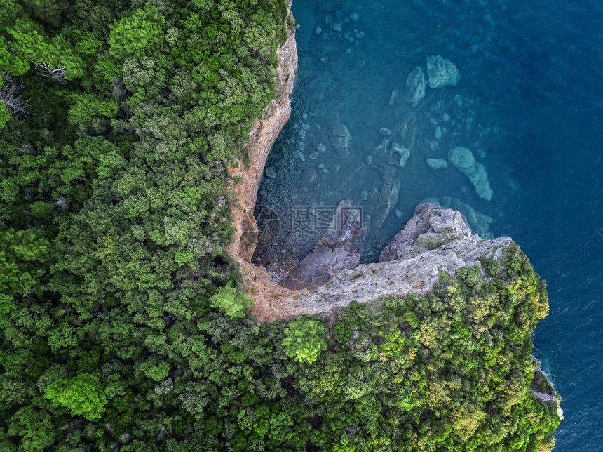 黑山海岸的陡峭悬崖未遭破坏的自然状况图片