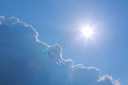 炎热的夏日阳光在明晴的蓝天图片