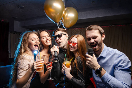 在卡拉OK酒吧庆祝生日放松节日庆典派对概念情绪消遣等活动图片