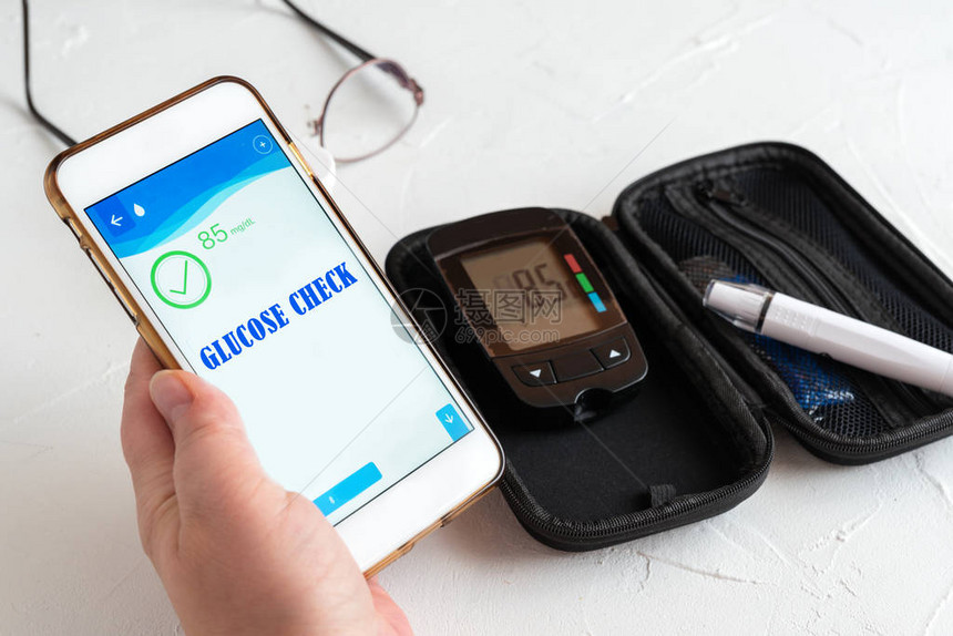 测量葡萄糖水平和使用智能手机医疗保图片