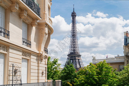 著名的埃菲尔铁塔里程碑和巴黎夏季街法图片