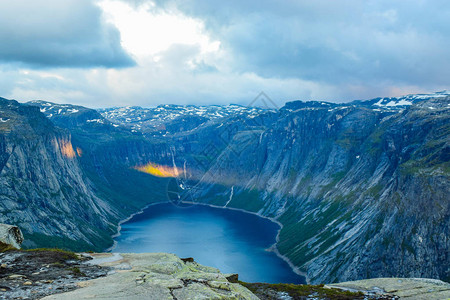在挪威Trolltunga附近的Ringedalsvatnet湖上图片