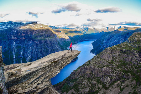 挪威Trolltung悬高清图片