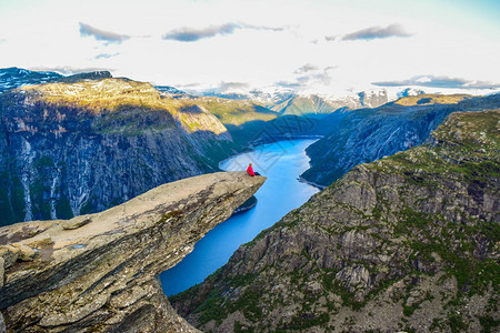 女孩坐在挪威Trolltung高清图片