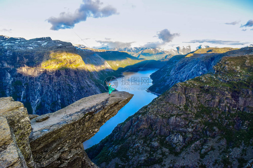 在挪威特罗尔通悬崖边缘穿着漂图片