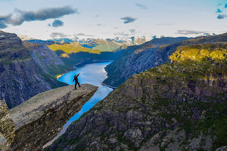 Trolltunga挪威的游客高清图片