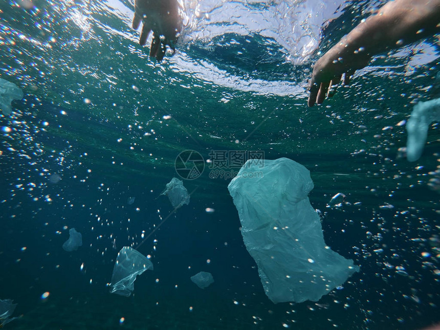 一个人在海上漂浮的有毒塑图片