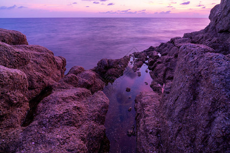 戏剧天空海景日出或日落风景的长曝光图像美丽的光自然和岩图片