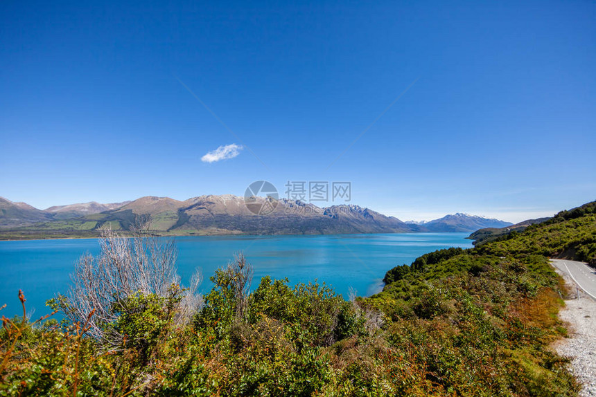 美丽的风景和高岩层有明亮的图片