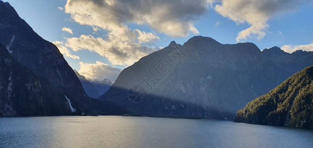 汤普森跳投新西兰密尔福德音响和令人怀疑的音响Fjord大背景