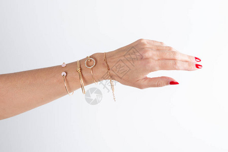 珠宝首饰促销展架女人手臂模型上的许多手镯的细节背景