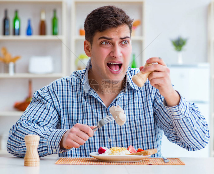 男人吃不好吃的食物在家中午图片