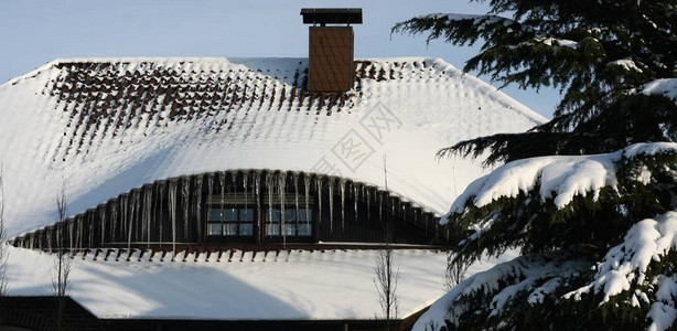 冬季旅游酒店的冰雪覆盖屋顶图片