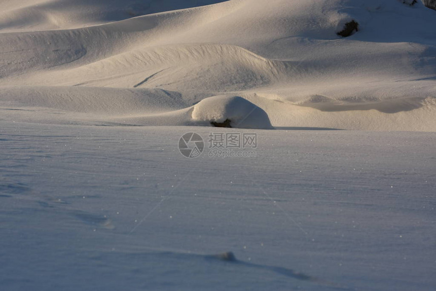 暴风雪在自然景观中形成一层霜冻的雪层图片