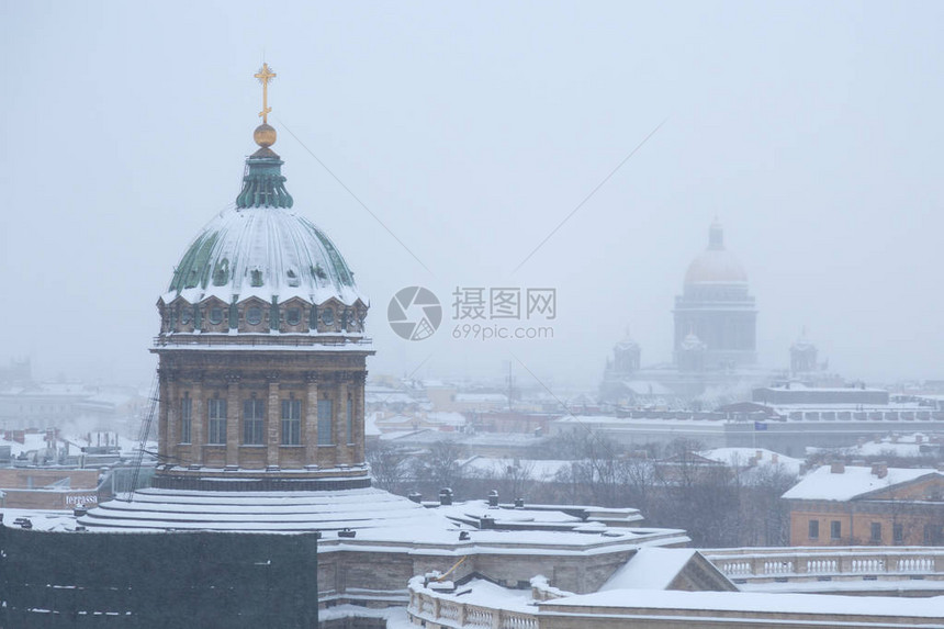 圣彼得堡的雪天圣诞城市雪地喀山和圣艾萨克大教图片