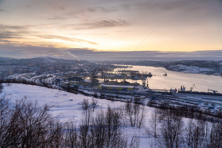 俄罗斯摩尔曼斯克从摩尔曼斯克附近的高山上可以欣赏到城市和科拉图片