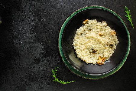 Risotto贝类主课程有海产食品的美味大米菜单概念食物背景顶视图片