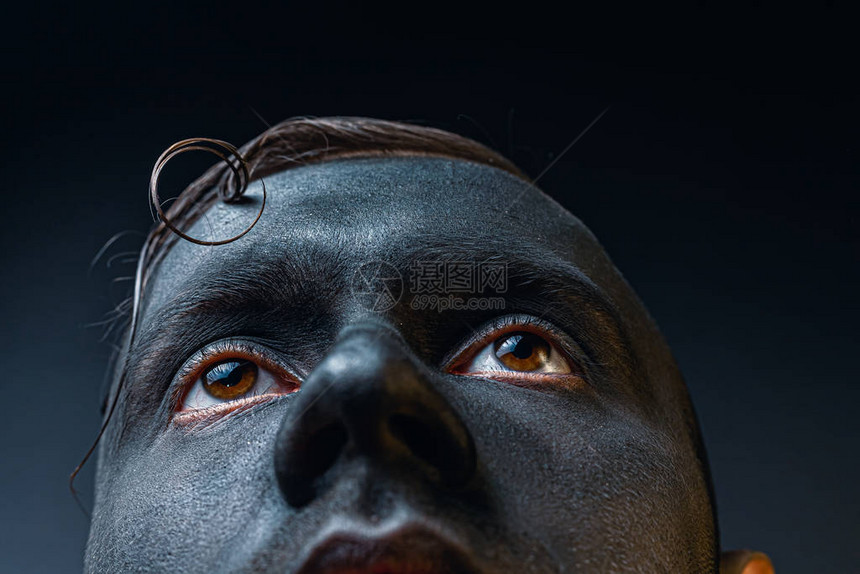 矿工的肮脏脸孔烟灰黑脸的近身肖图片