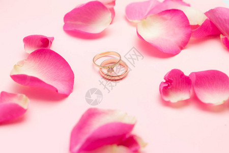 结婚戒指和黄金订婚戒指图片