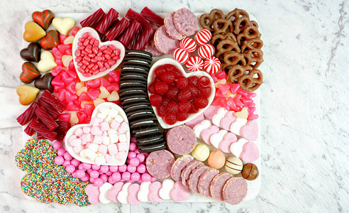 情人节快乐公寓铺设糖果和饼干甜点上铺着糖和饼干甜点图片