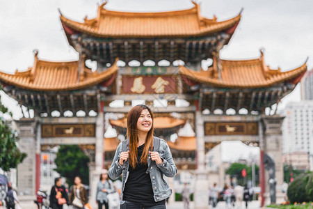 亚洲女游客在昆明金碧广场旅游旅游文化和传统著名的地方和地图片