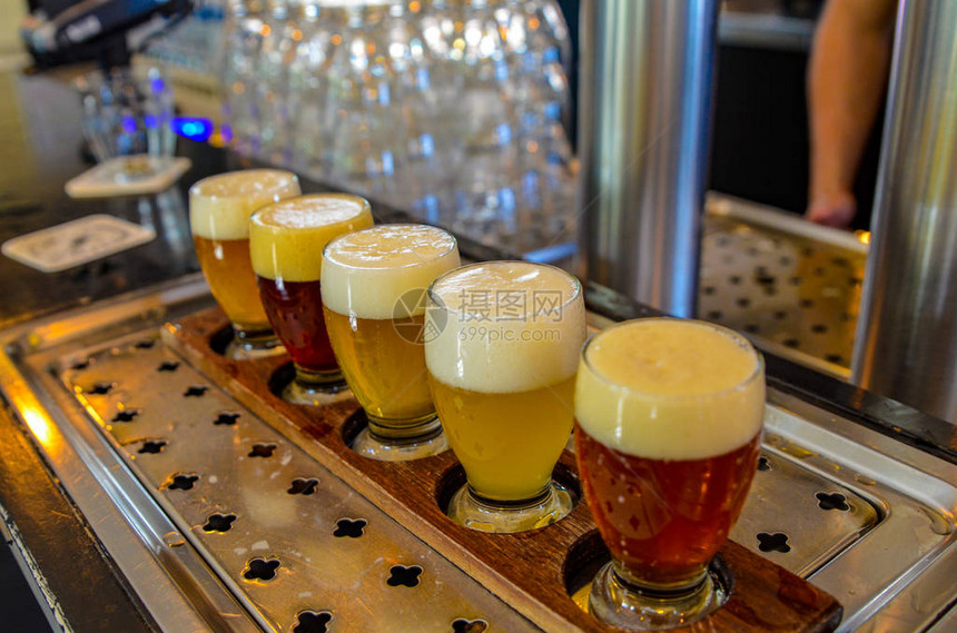 手工艺啤酒品尝五杯有不同颜色图片