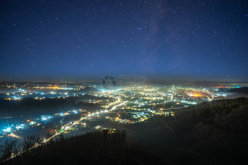 喀尔巴阡山脉的夜城上空的星空图片