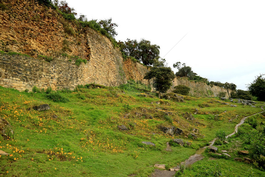 通往北秘鲁亚马孙地区山顶Kuelap考古遗址的步行道图片