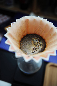 粉红色陶瓷折纸滴水器咖啡盛开图片