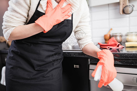 女人在厨房做家务时出现心脏胸痛和问题图片