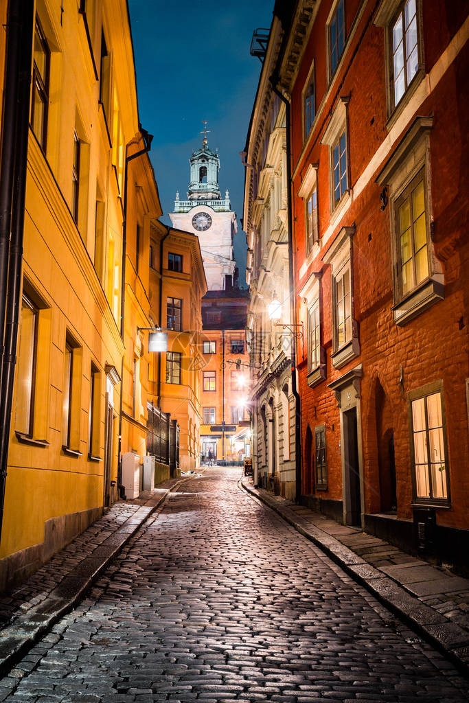 在瑞典首都斯德哥尔摩Sdock黄昏蓝时亮光的斯大哥尔特历史古城GamlaStan旧城图片