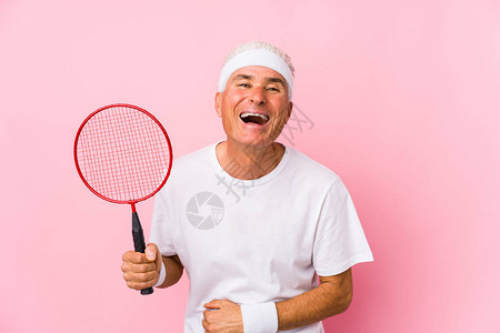 中年男子打羽毛球孤立地笑着玩乐图片
