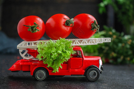 健康沙拉生菜叶西红柿蔬菜维他明成分玩具车菜单概念食物背图片