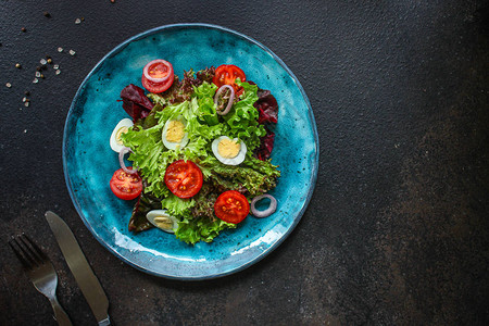 健康沙拉蔬菜蛋番茄生菜和其他成份菜单概念图片