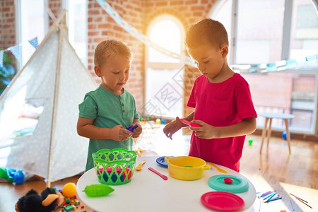 在幼儿园玩很多玩具的可爱图片